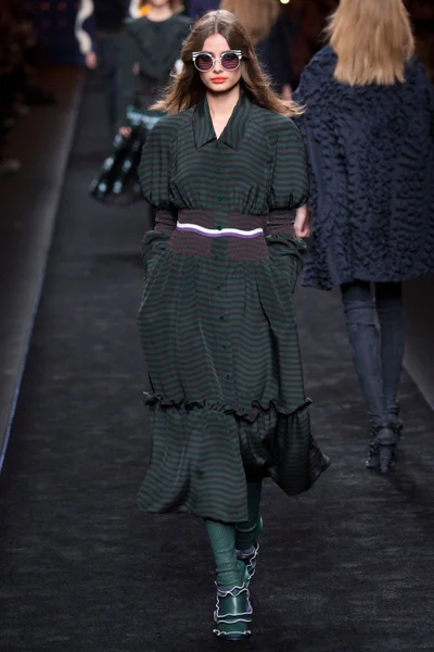 Look 19